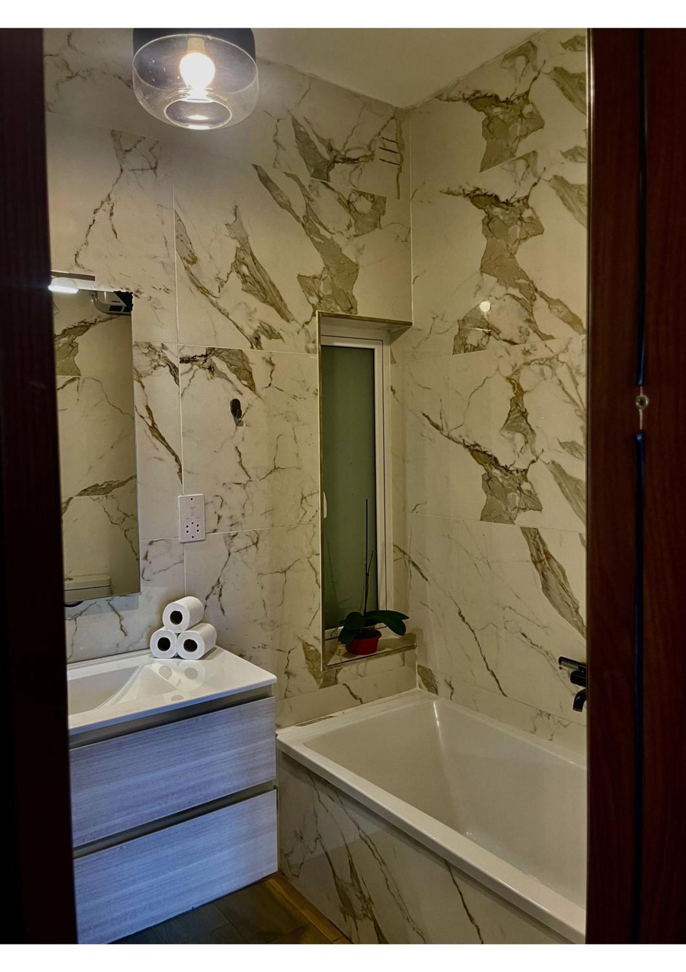 Airport Accommodation Bedroom With Bathroom Self Check In And Self Check Out Air-Condition Included Mqabba Zewnętrze zdjęcie